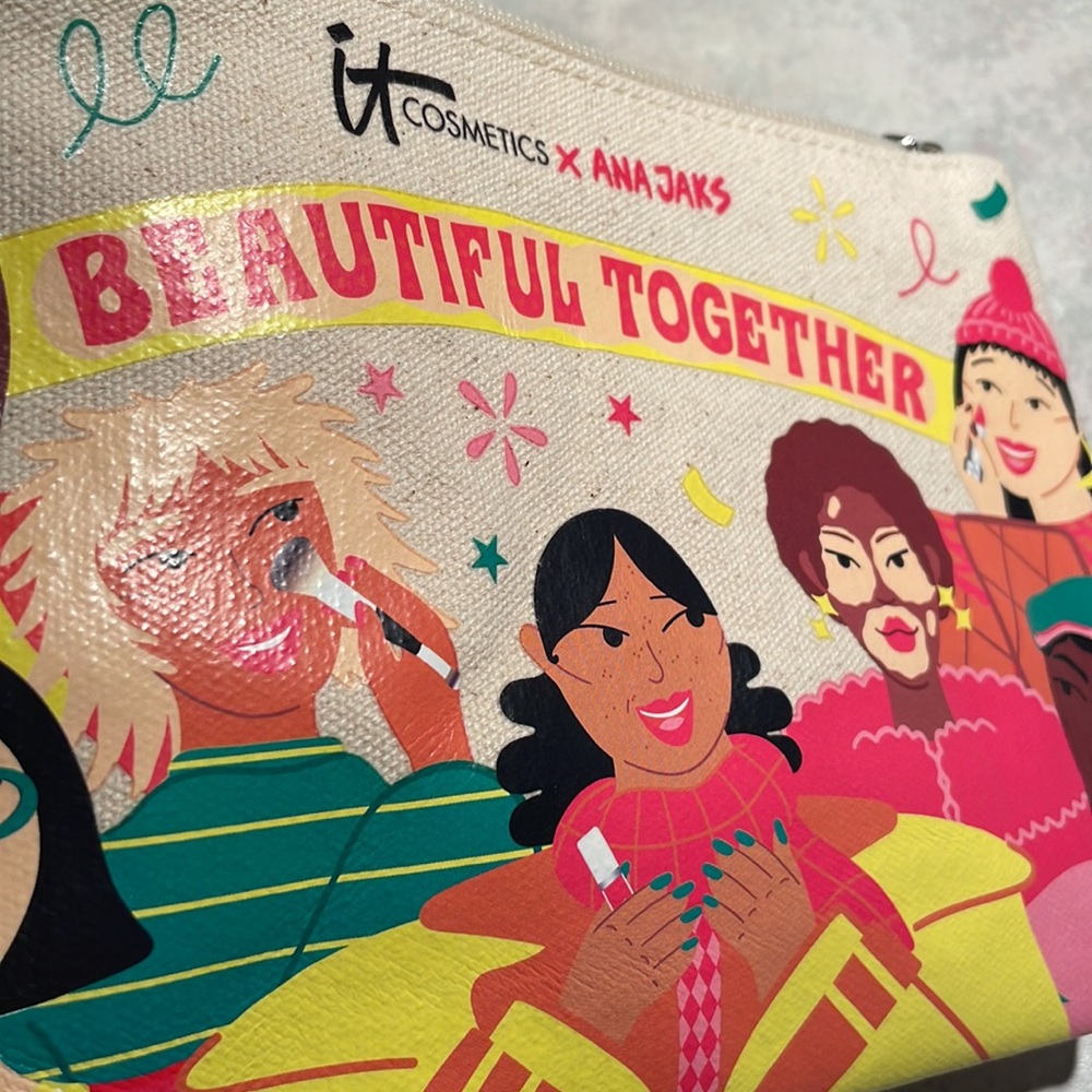 New IT Cosmetics case - Picture 2 of 6